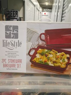 Lifestyle two-piece stoneware bakeware set