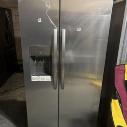 BRAD NEW Refrigerator Frigidaire Side-by-Side 25.6 cu ft – NEW 2025 / Nuevo ✅ Ice & Water Dispenser / Hielo y Agua Incluidos