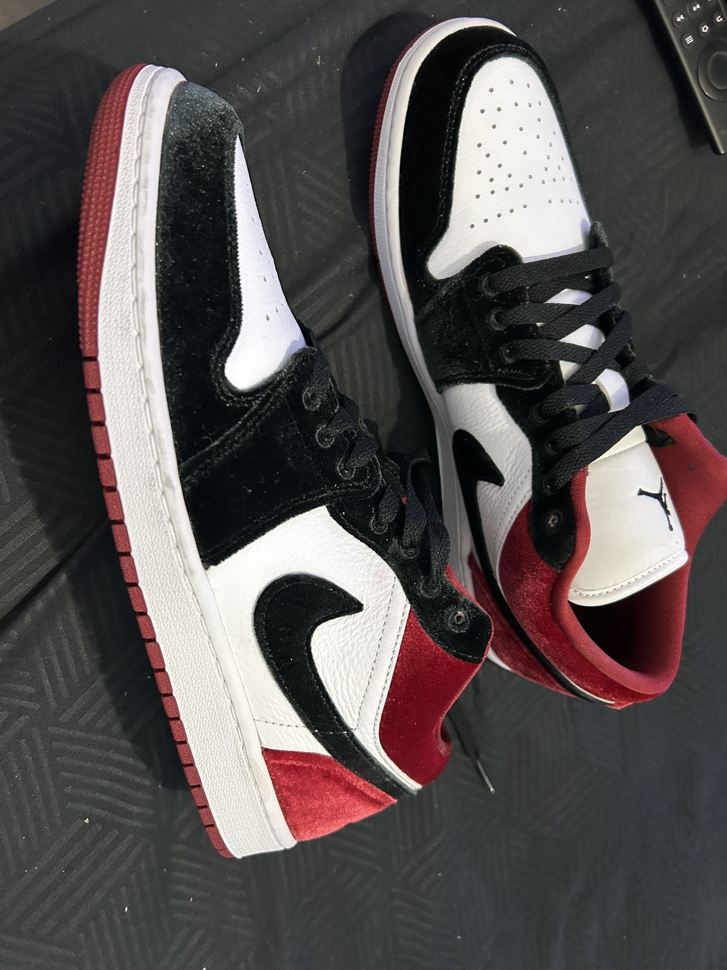 Jordan 1 Low "velvet Black Toe"