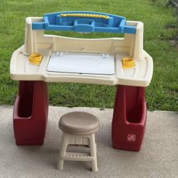 Step 2 Deluxe Art Master Desk And Stool
