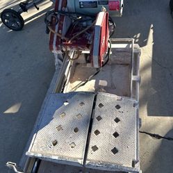 Tile cutting machine