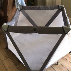 Joovy MoonRoom Playard / Corralito Para Bebes  