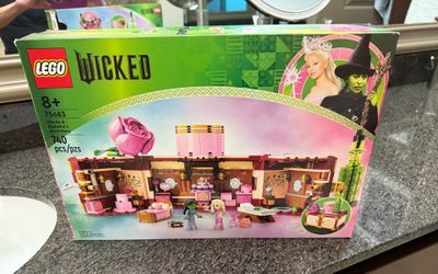 LEGO Wicked Glinda & Elphaba’s Dormitory #75683