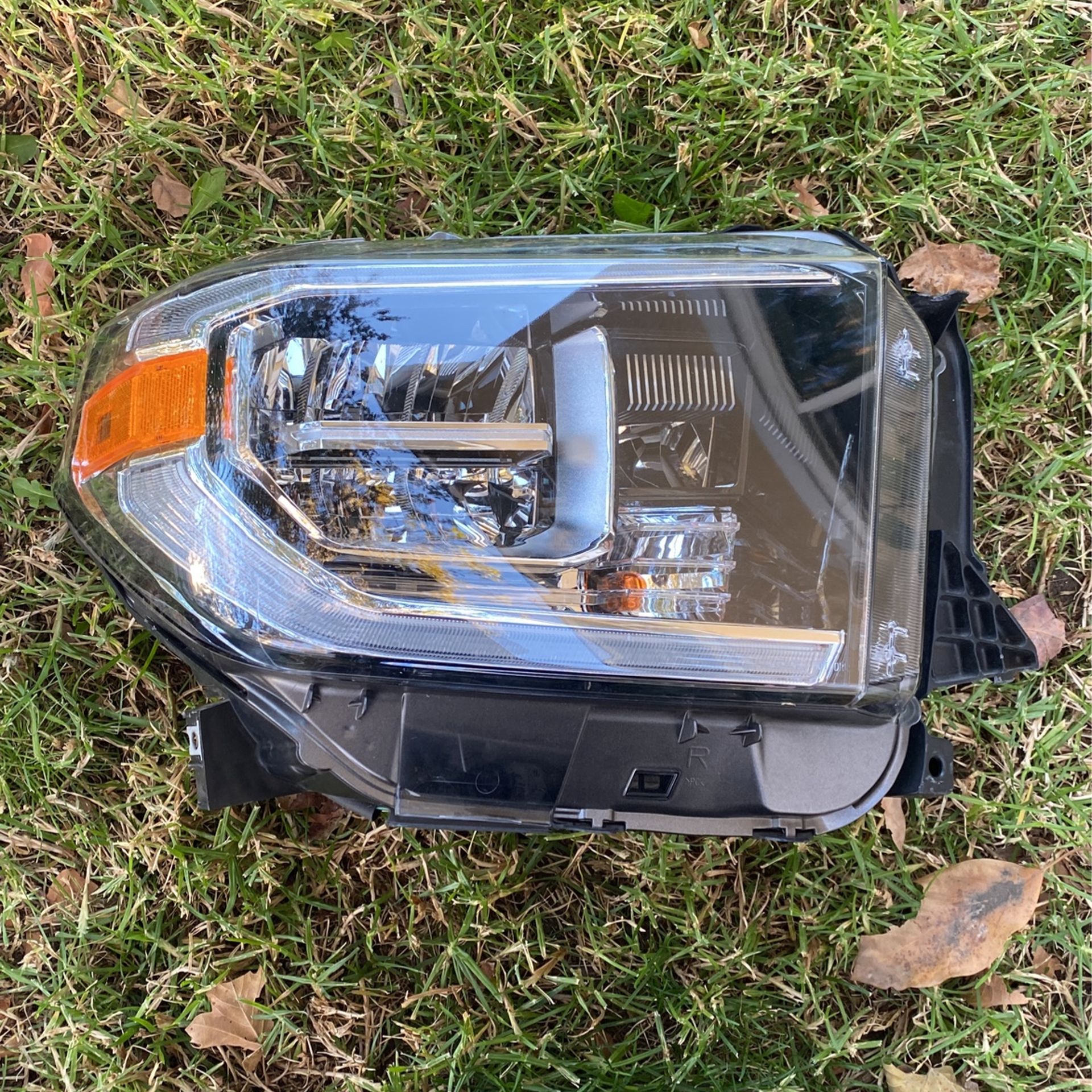 14-20 Toyota Tundra Headlight Right Side 