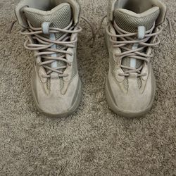yeezy boots size 10