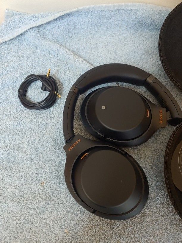 Sony WH-1000XM3 WIRELESS BLUETOOTH HEADPHONES. NOISE CANCELLING. BLACK