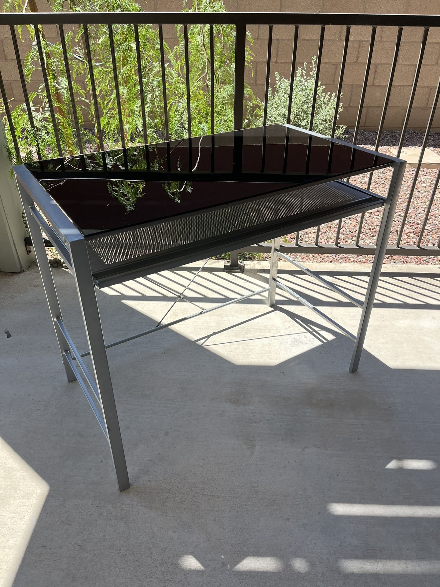 FREE FREE FREE Metal Office Desk (can Deliver For A Charge)