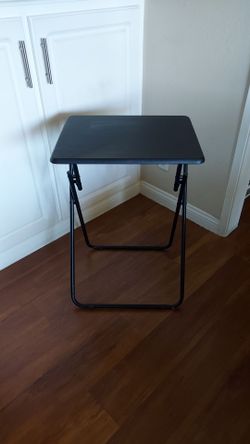 Folding table