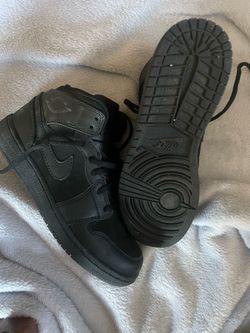 Nike Air Jordan 1 Mid BG Triple Black Basketball