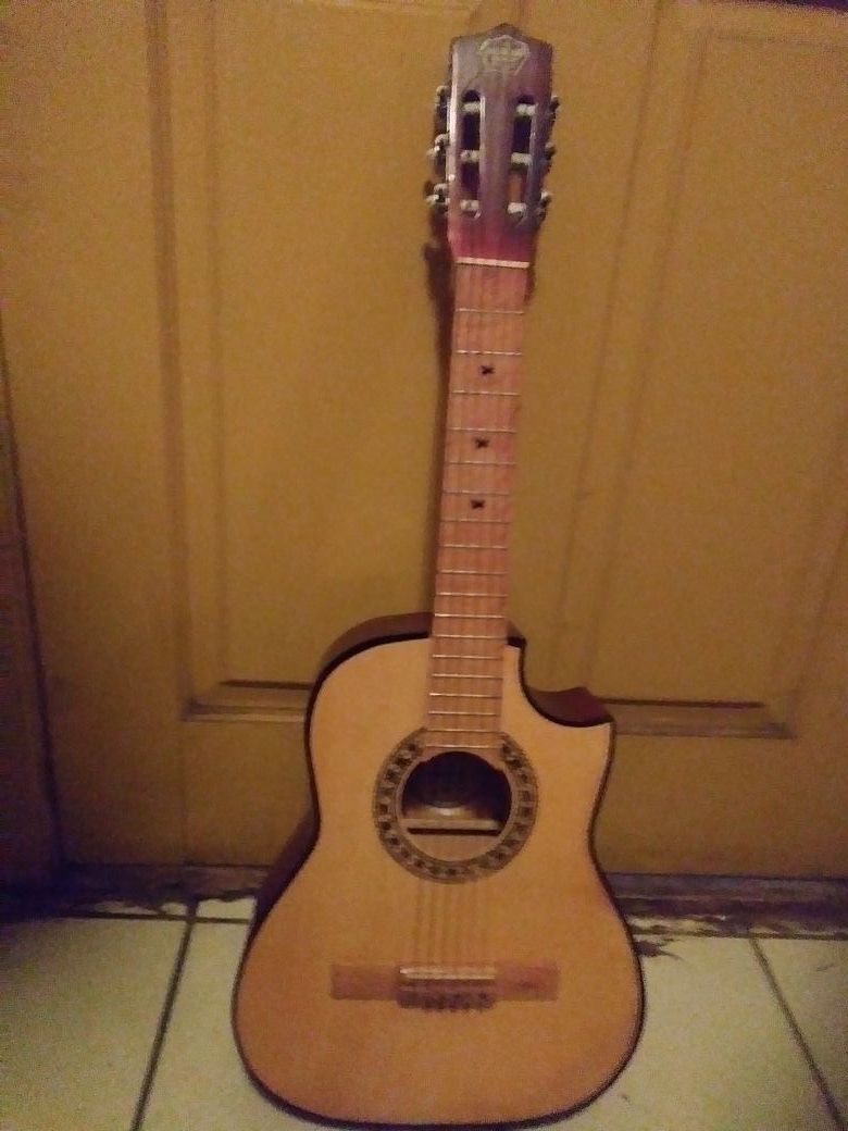Guitarra acustica!!! Ochoa tipo valencia!!! 18 marzo ...311......paracho mich.....$3500.00