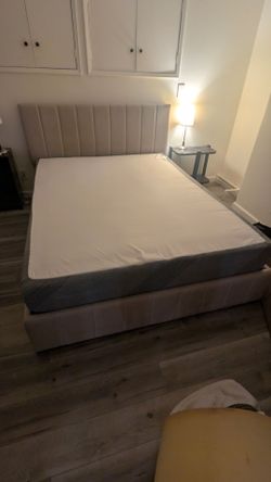 Queen size hybrid mattress in great condition. 60" x 80" x 10"