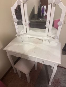Girls vanity and light