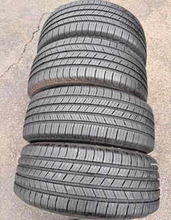 205/60/16 Michelin 📍📍 Vendo un set de llantas con 80% de vida las 4 📍🌟