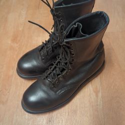 Red Wing Men's Leather Boots. Size 8. Black