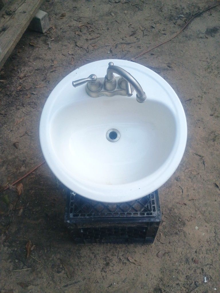 Standard Bathroom Sink And Facet