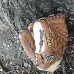 LOUISVILLE SLUGGER   " 12"( LEFT HANDED THROWER ) BASEBALL GLOVE ( SEE PICS) PRICE IS " FIRM " ALL SALES ARE "FINAL " LOCATED IN GLENDORA 