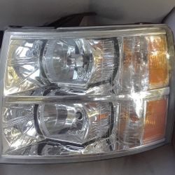 2010 chevy headlight, driver side with lights!