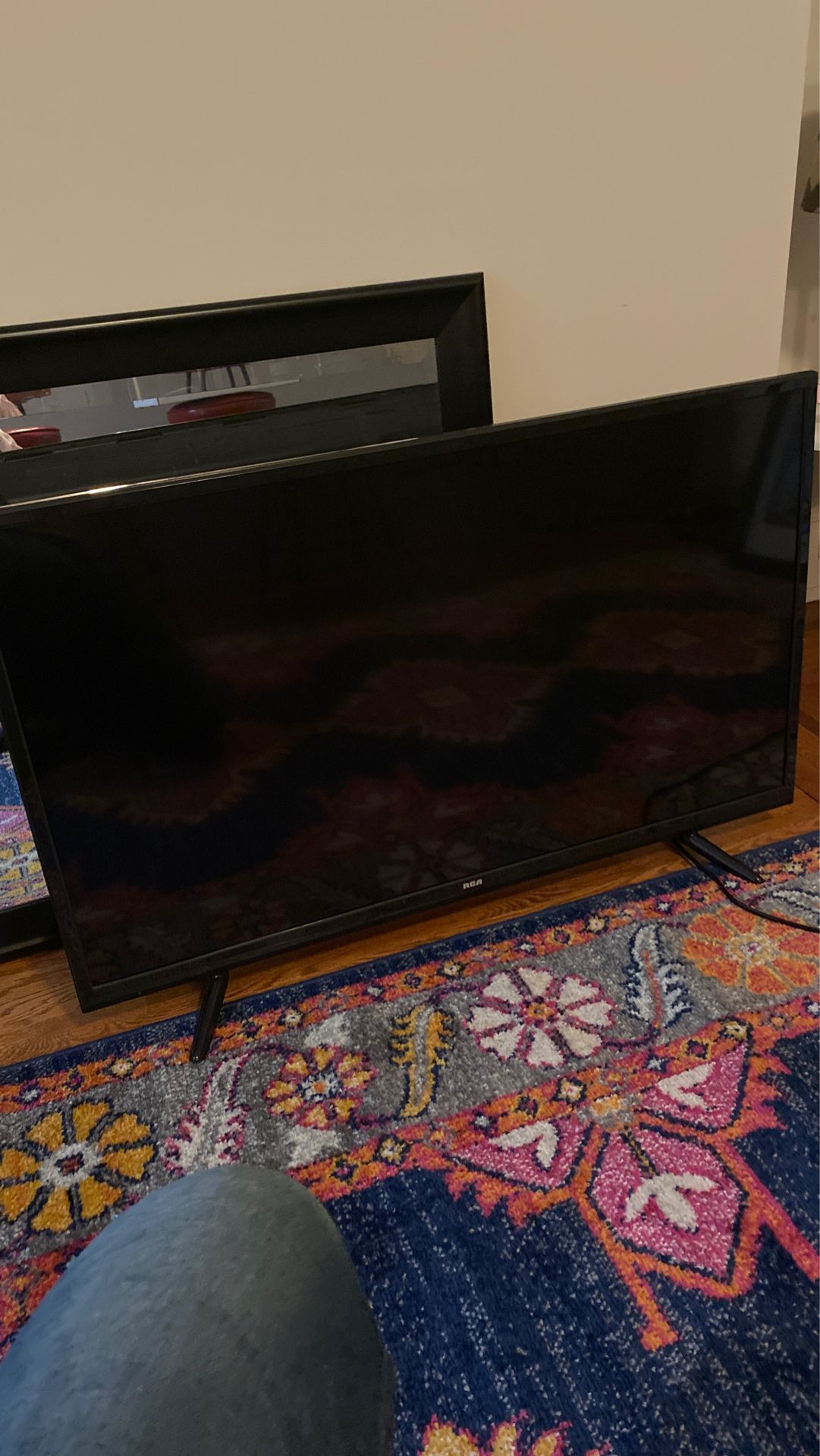 40 inch RCA slimline tv with box (missing remote)