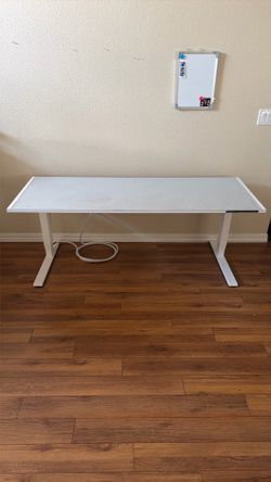 White secretlab Magnus pro xl desk