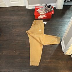 Vomeros Size 9.5 , Nike Sweats Size Medium (new)