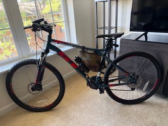 GT Aggressor Pro 27.5” Mountain Bike / Bicycle – Large + Helmet & Accessories