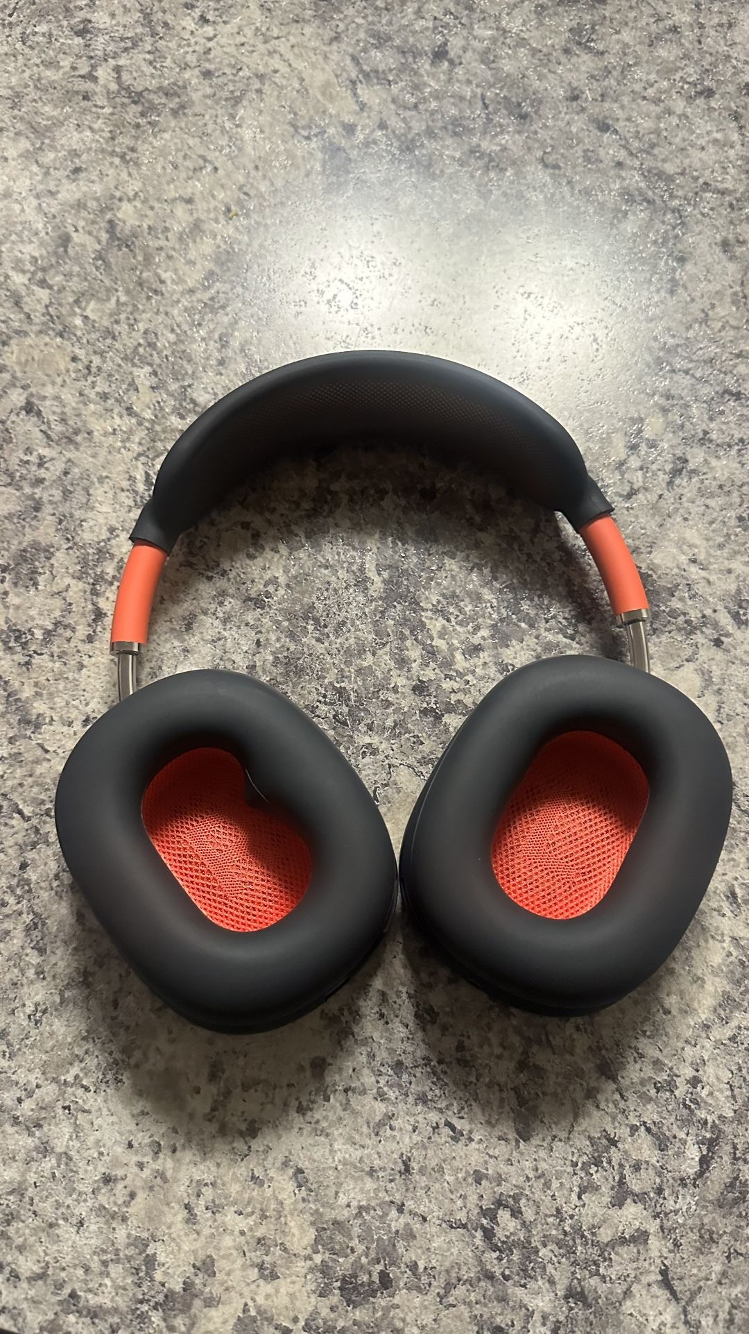 🎧 Apple AirPods Max – Custom Red & Black | Excellent Condition! 🔥