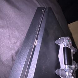 PlayStation 4 Comes Wit Controller And Plug