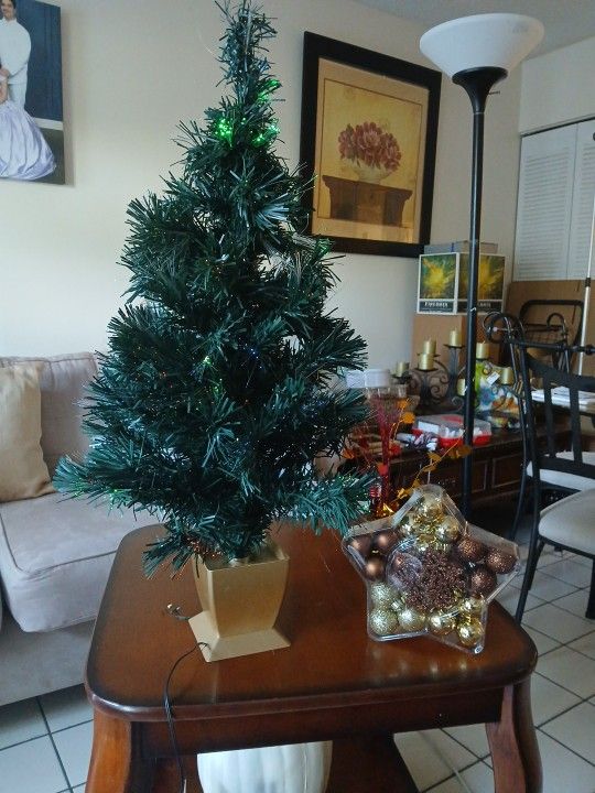 Árbol De Navida Con Acero ríos De Bolas Y Aguinaldas