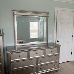 Queen Bedroom With Dresser, Chest , Night Stand,bed Frame No Mattress 