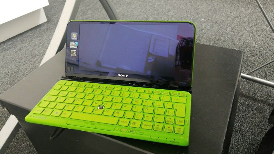 Mini laptop Sony vaio VPC01106KL especial edition(green color)