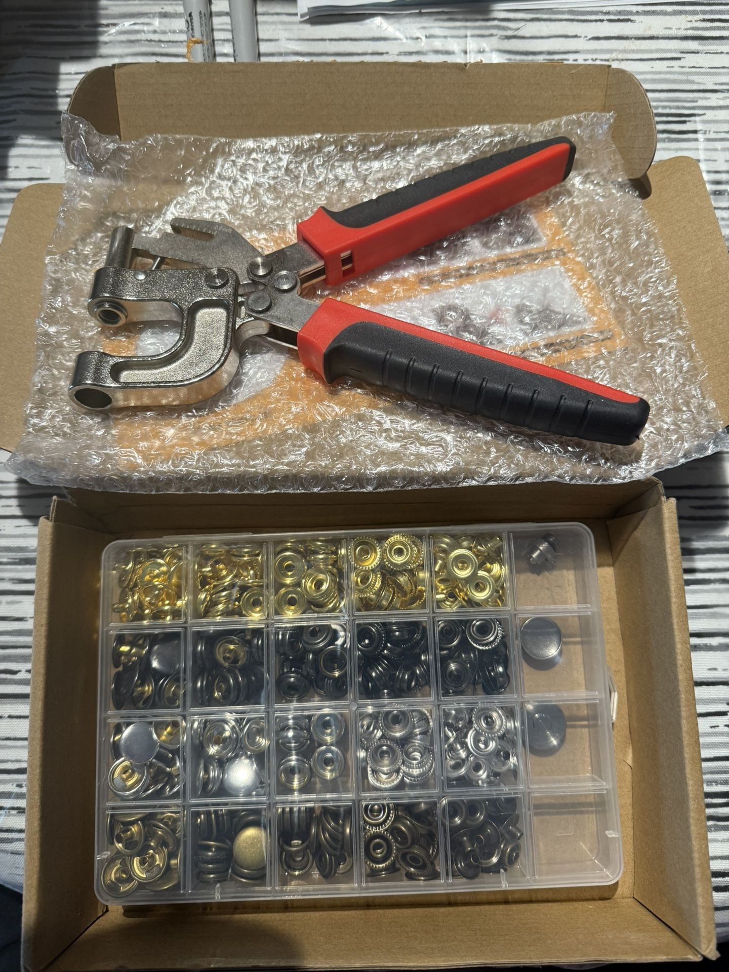 Snap Fastener Tool Kit, 4 Colors 400 PCS Boat Cover Snaps with Built in Punching Snap Installation Tool, 15 MM Canvas Snaps for Leather, Clothing and