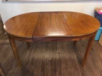 Round/oval Dining Room Table