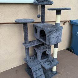 Cat Tower In Excellent Condition 54 Inches Tall Very Clean