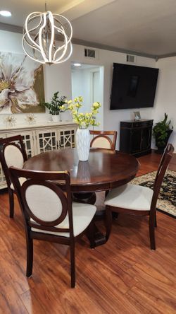 REALLY GOOD CONDITION. KITCHEN CHAIRS. WOOD.