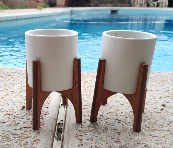Ceramic Pot with Stand (2)