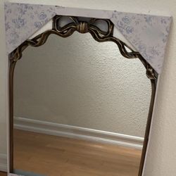 New Vivianne Taylor Bow Mirror 🎀
