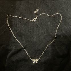 Silver bow necklace