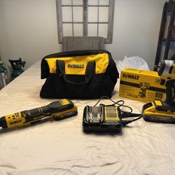 DeWalt 3/8” Ratchet And DeWalt 1.7 AH Power stack Battery