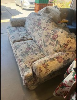 I have these two sofas in good condition //Tengo estos dos sofás en buen estado