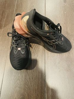 ASICS Women Versablast Size 9 