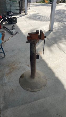 Ridged vise stand