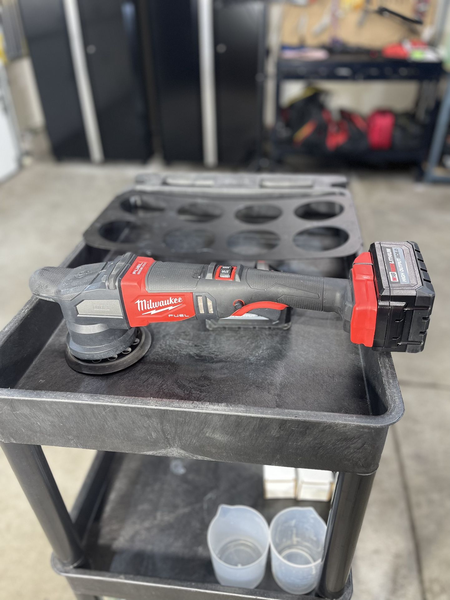 Milwaukee M18 FUEL18V Lithium-Ion Brushless Cordless 15 mm DA Polisher Kit with (2) M18 Batteries, Charger