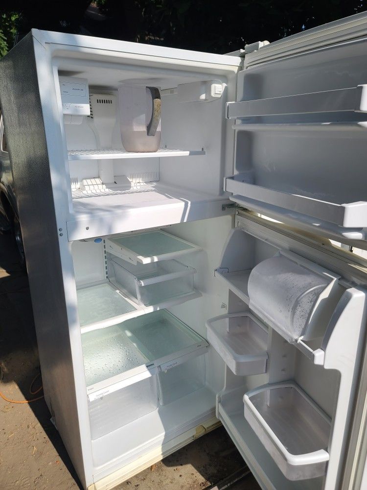 Refrigerator 