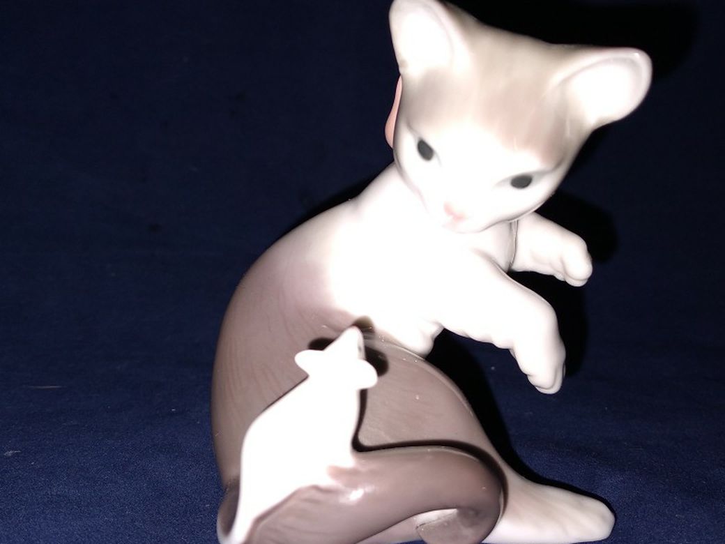 LLADRO #5236 KITTEN CAT WITH PINK BOW PLAYING WITH MOUSE FINE PORCELAIN FIGURINE 3.25" TALL