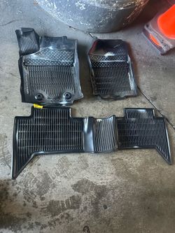 Tapetes originales para una Toyota Tacoma del 2018 al 2024