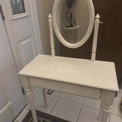 Girls vanity come with the Knob