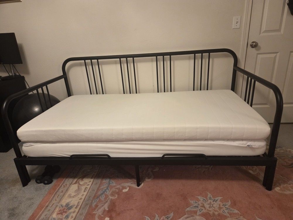 Day Bed With 2 Firm Twin Mattresses