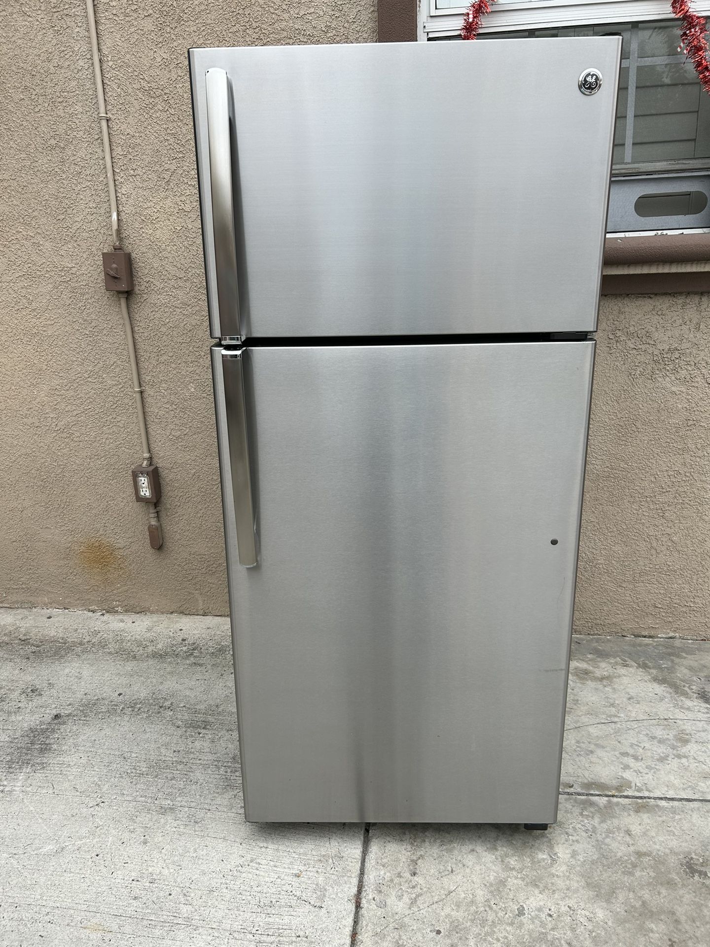 3 MONTHS WARRANTY 28x29x64 GE FRIDGE SILVER 16cuft
