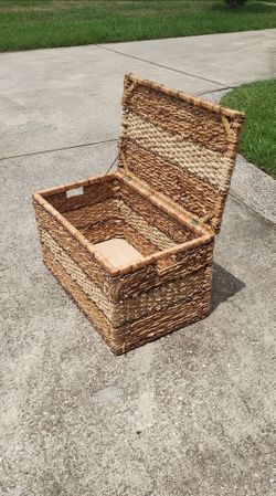 Wicker Weave Storage Trunk w chain hinge lid