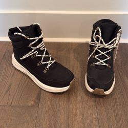 Women’s Universal Thread Winter Boots Size 9
